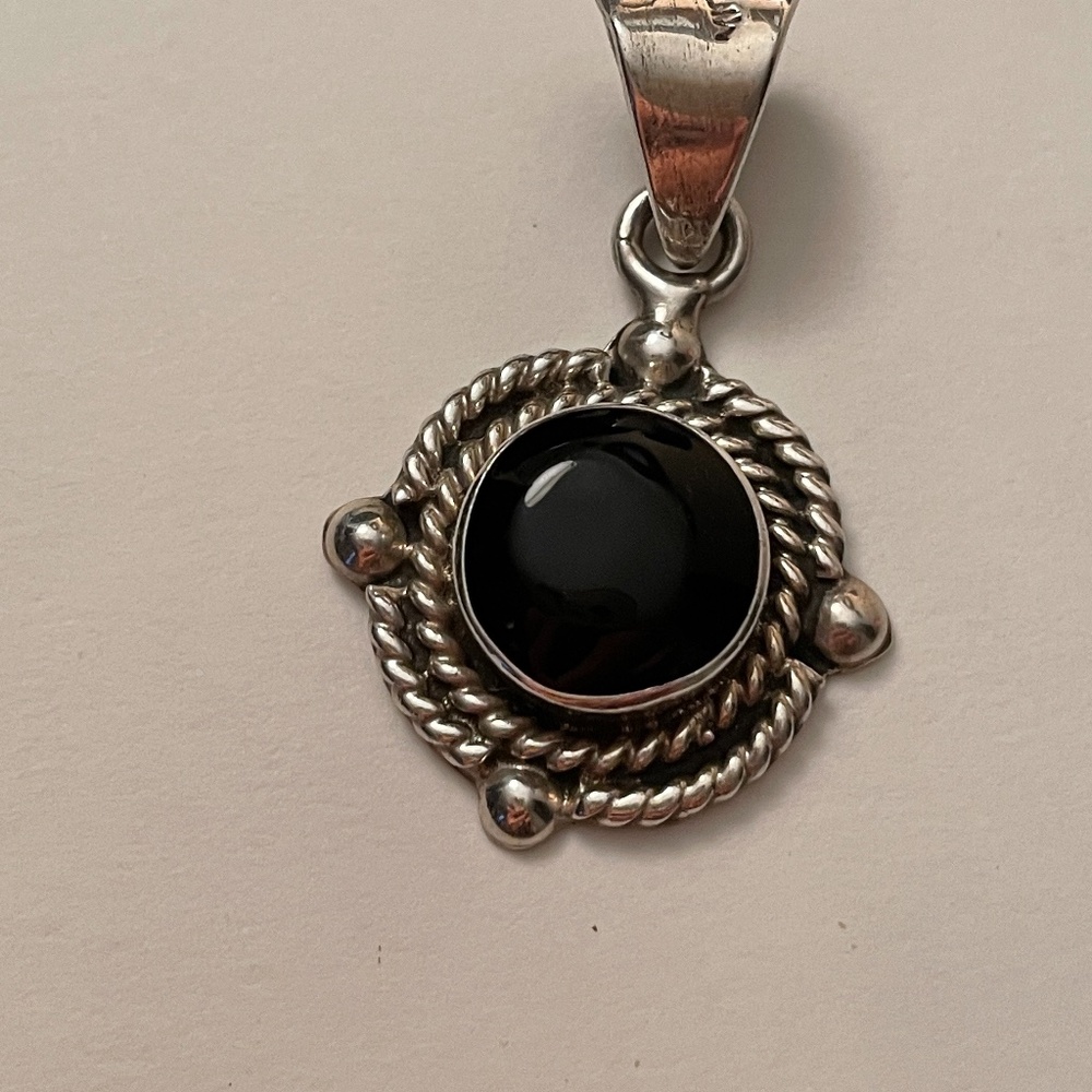 VINTAGE STERLING UNIQUE DESIGN BLACK ONYX PENDANT